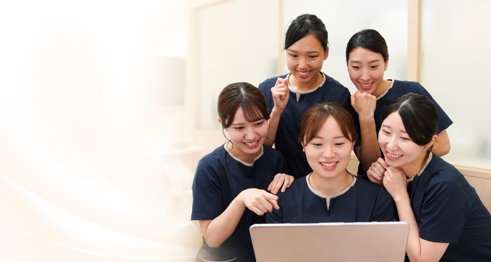 PCを囲んで学ぶあつたの森のスタッフ
