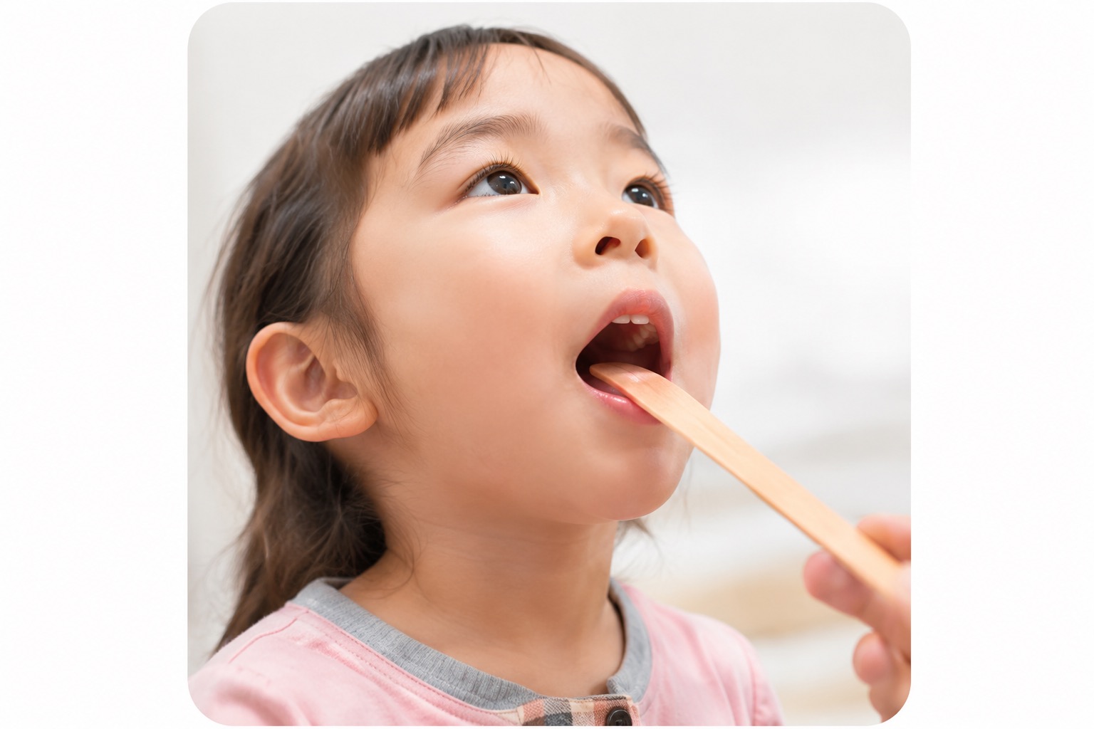 舌の動きを確認する様子