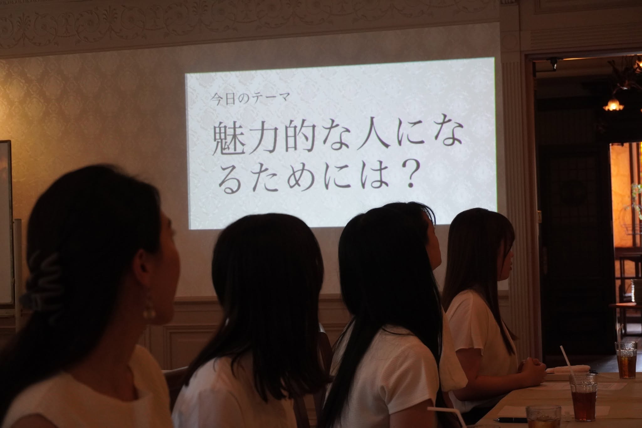院内セミナーで学ぶスタッフの様子