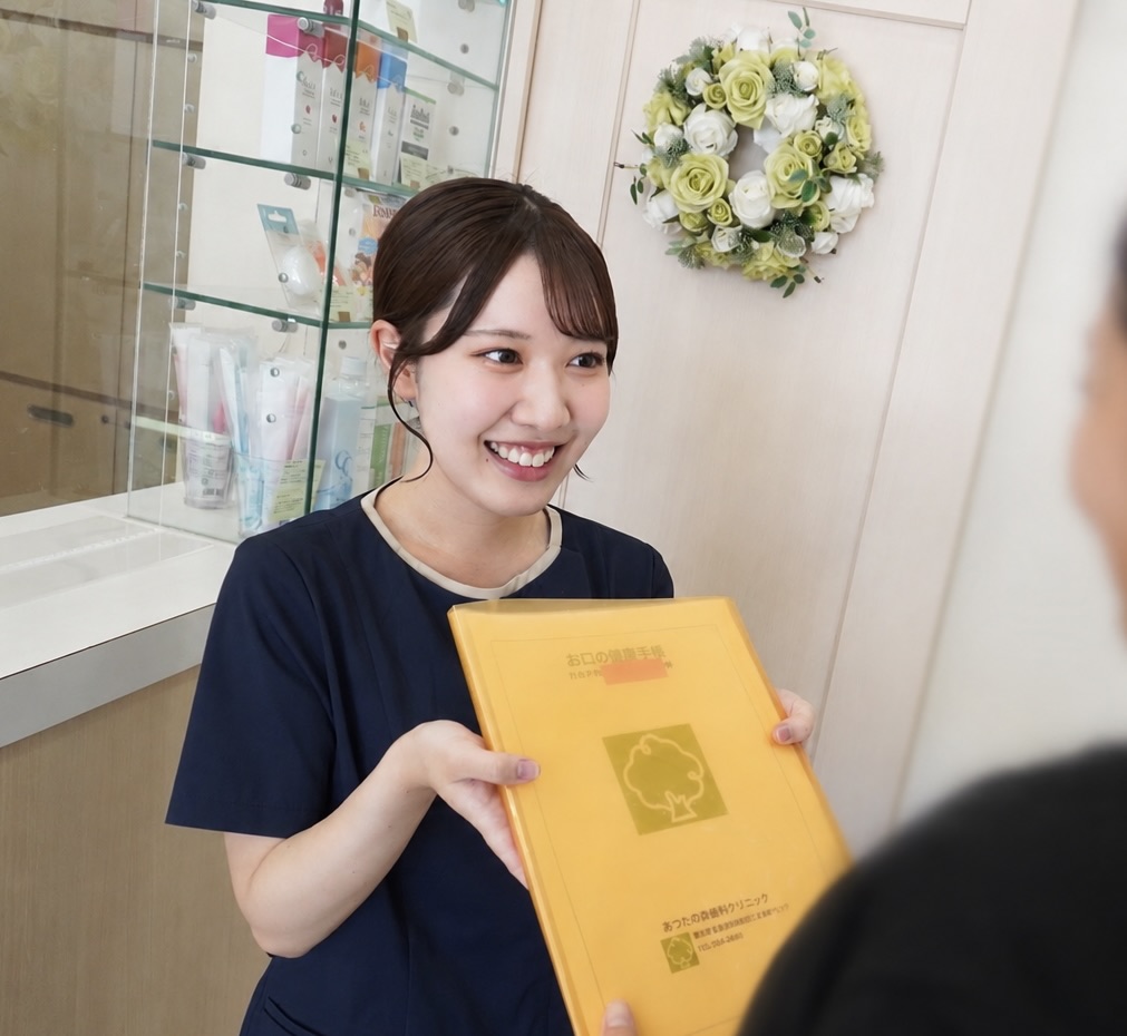 お口の健康手帳をお渡しする様子