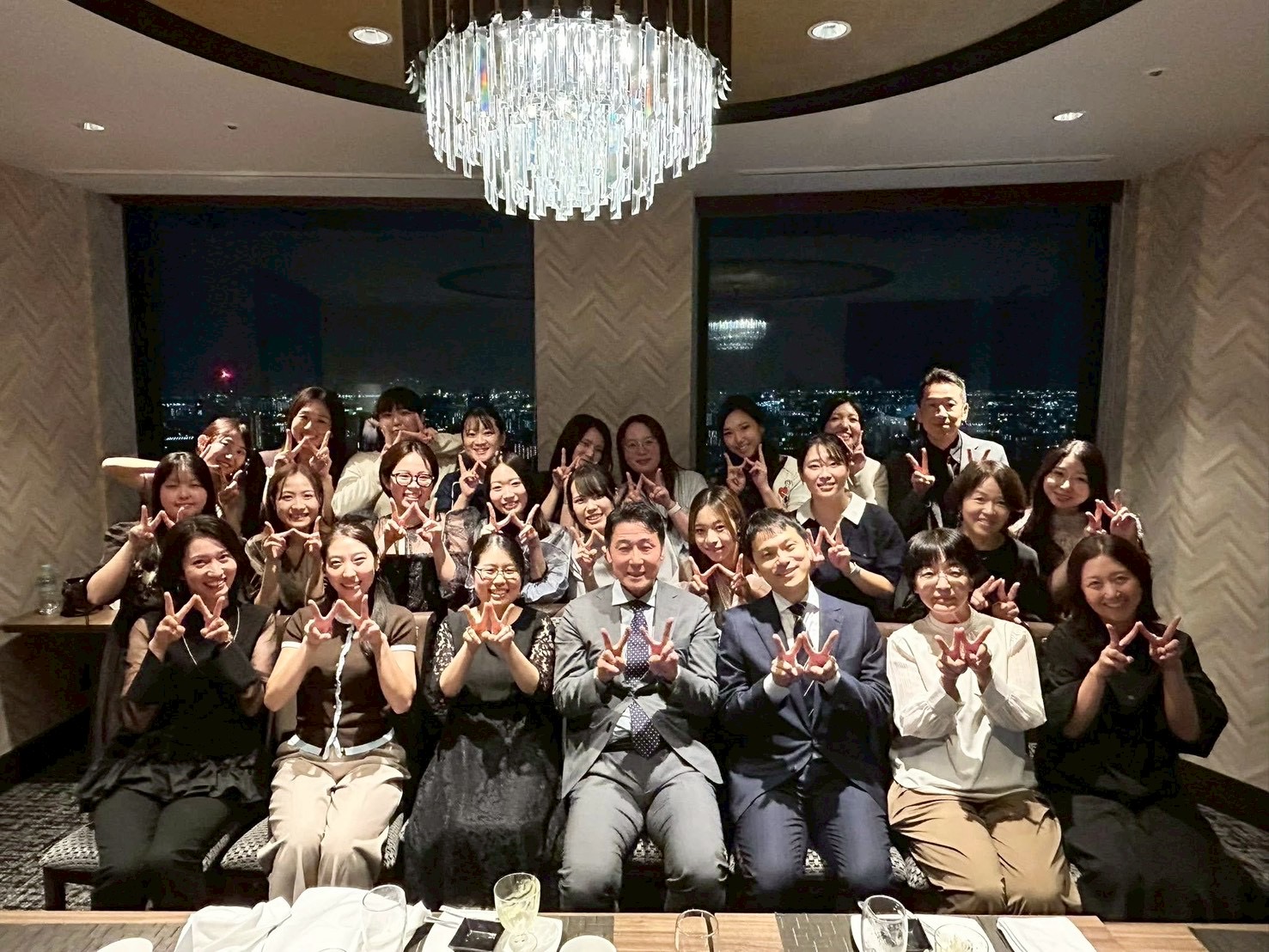 スタッフ皆での食事会の様子